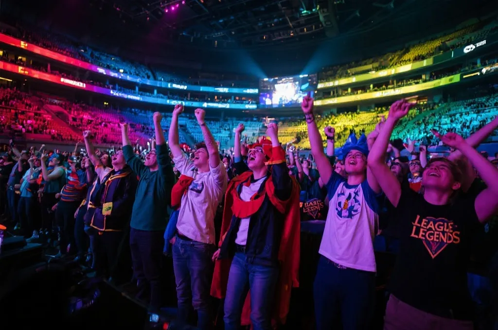 电竞粉丝热情呐喊