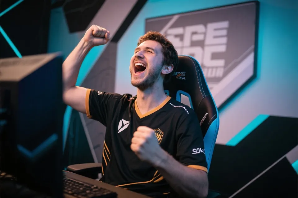 当“高光操作”成为电竞赛场的灵魂时刻